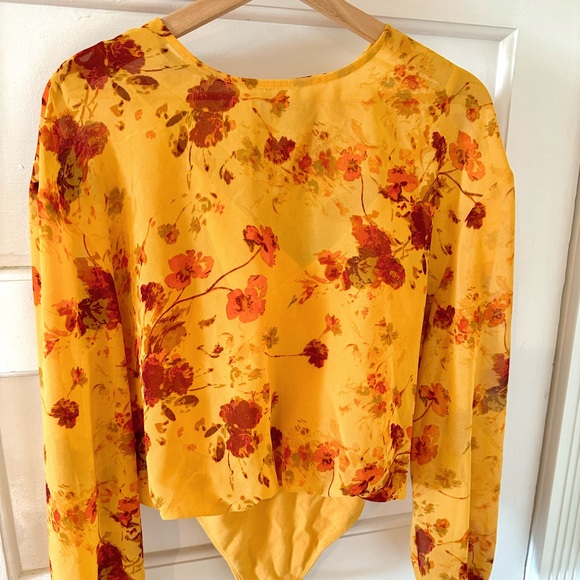 Aritiza Wilfred Babaton Talmont Gold Floral Blouse Bodysuit - Picture 2 of 5